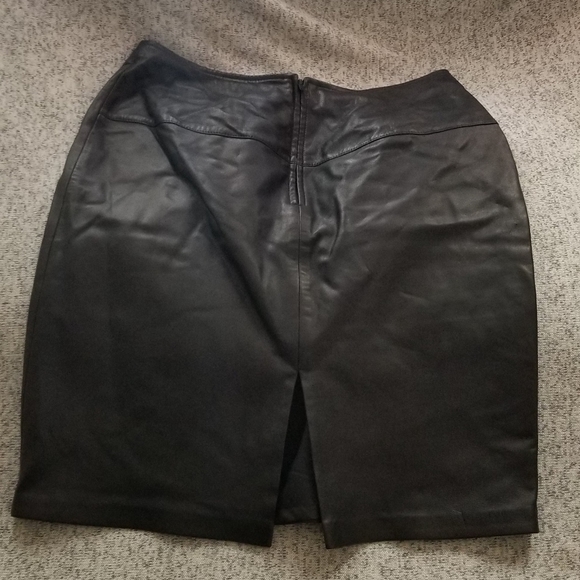 Stylish VS Black Leather Miniskirt Women Size 8 - Picture 3 of 4